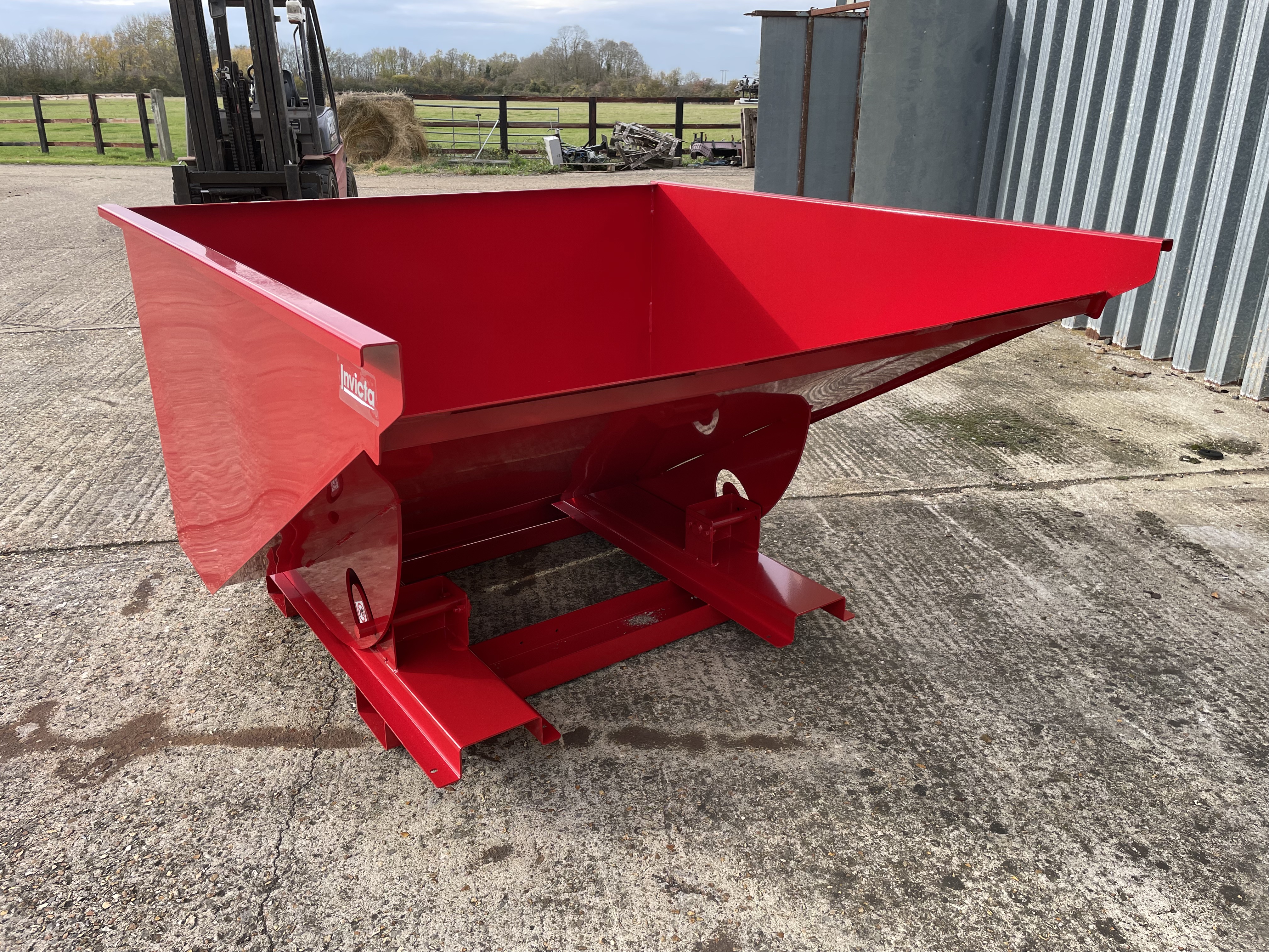 COMBI USE 2000KG SKIPS - high quality product image showing design, features and details