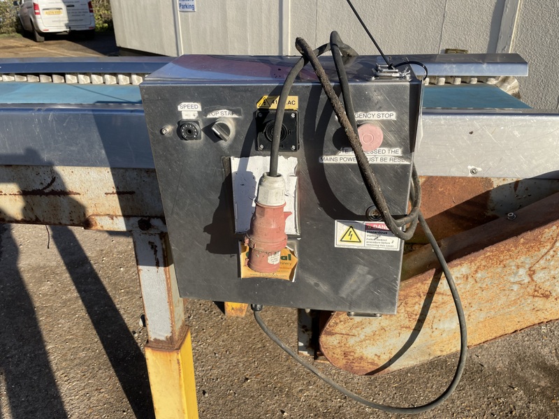 FLAT CONVEYOR WITH FLEXIWALL BELT