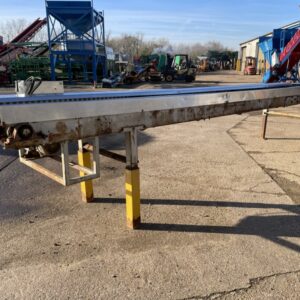 FLAT CONVEYOR WITH FLEXIWALL BELT