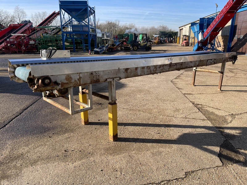 FLAT CONVEYOR WITH FLEXIWALL BELT